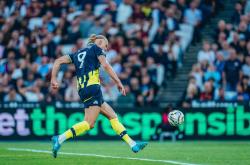 爱游戏中国重返赛场引爆全场！，哈兰德意外战胜利物浦引发球迷热议(哈兰德效力球队)